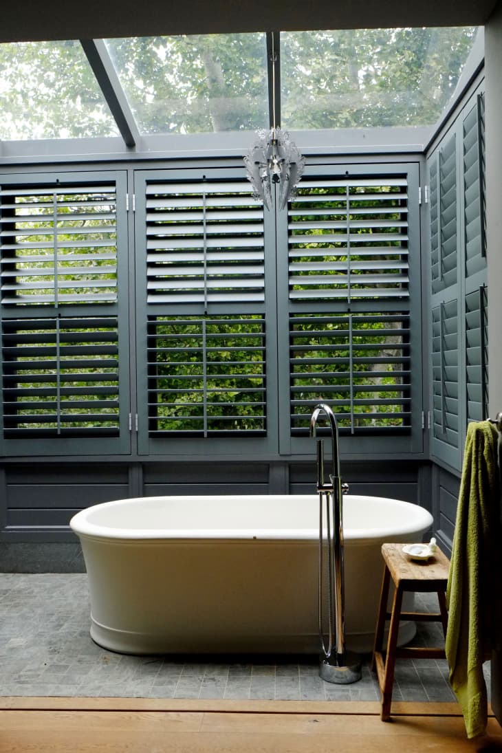 BuiltIn Versus Freestanding Bathtubs Pros and Cons Apartment Therapy